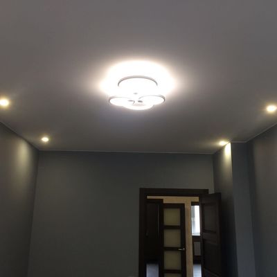 Центральная и точечная подсветка на потолке